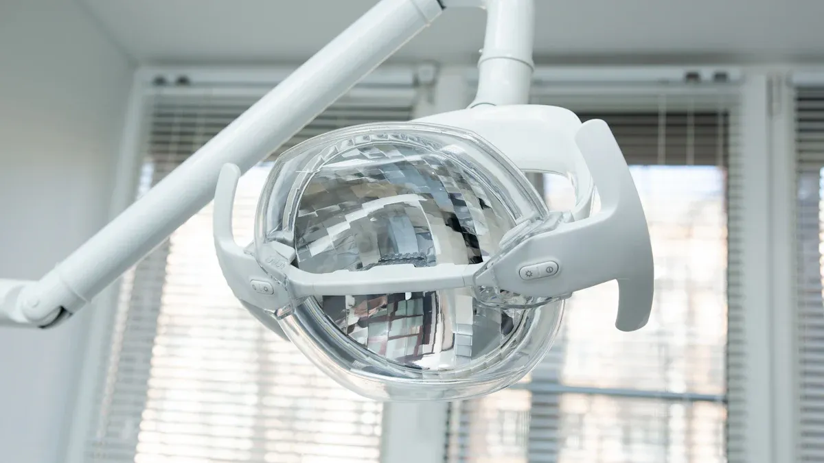 Медициналық жарықтандыру жабдықтарын жүргізу және тазарту бойынша маңызды кеңестер