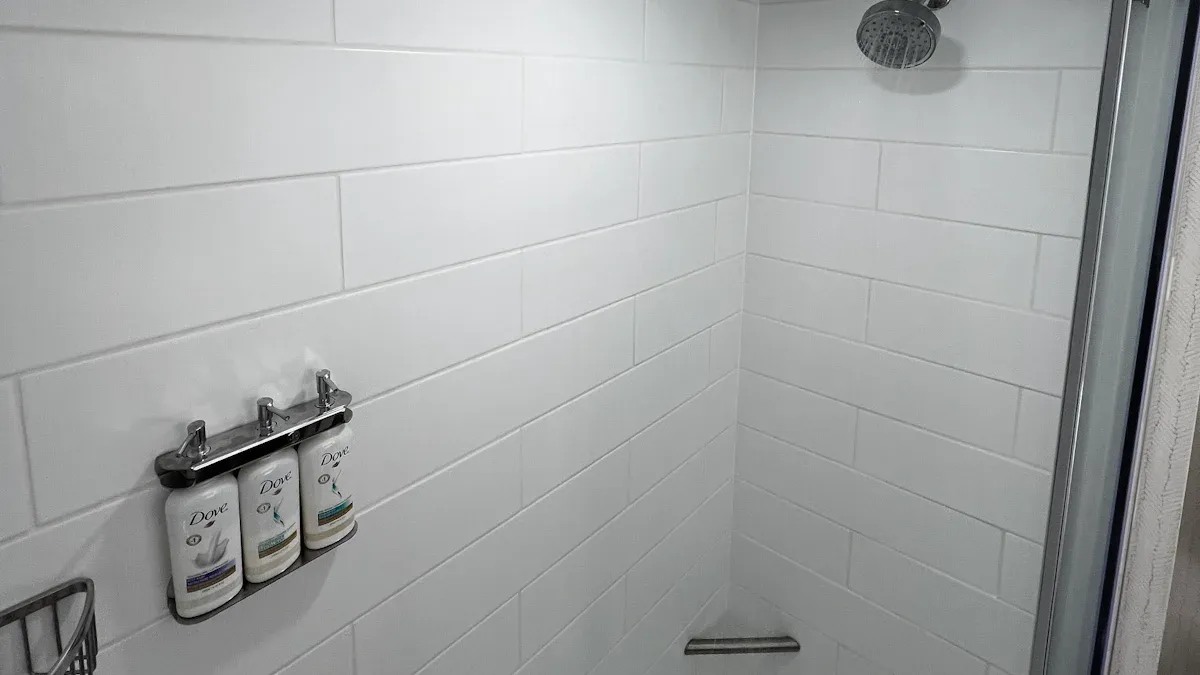 Су өткізбейтін сызықтық жарықтандыру қай жерде жиі орнатылған